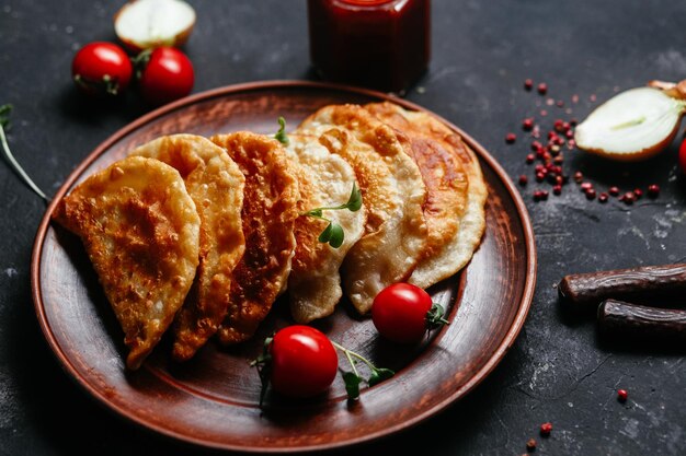 Chebureks avec de la viande sur une assiette. Tartes frites