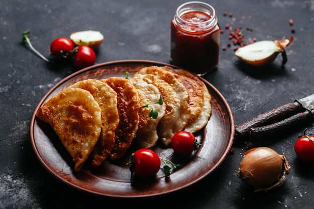 Chebureks avec de la viande sur une assiette. Tartes frites