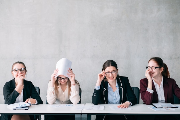 Échec de l'entretien d'embauche. Recrutement en entreprise. Les femmes RH se moquent d'un demandeur d'emploi virtuel.