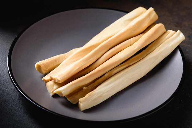 Chechil au fromage à pâte molle maison fumé avec des baguettes dans un emballage sous vide prêt à manger