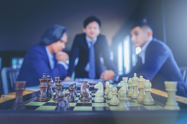 Échecs à bord avec homme d'affaires en costume