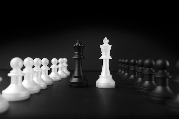 Échecs. Le concept de planification et de prise de décision dans les affaires. Idées de stratégie. Conversation.