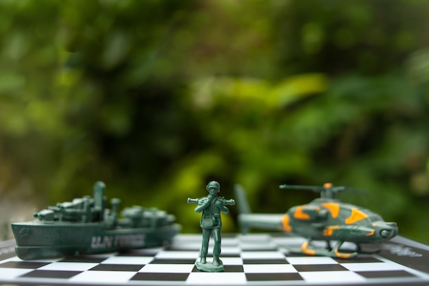 Échecs militaires sur un échiquier idées d'affaires et concurrence et stratégie Ukraine et Russie pour le concept de conflit politique et de guerre