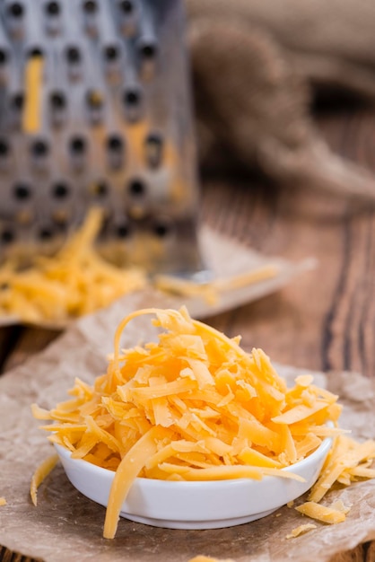 Cheddar râpé dans un bol