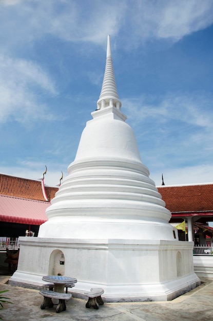 Chedi blanc du temple Wat Pa Mok Worawihan pour les personnes priant et visite à l'extérieur à Ang Thong Thaïlande