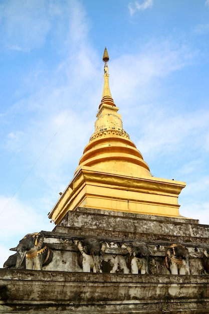 Chedi principal de Wat Phra That Chang Kham Temple Worawihan District de Mueang Nan Province de Nan Thaïlande