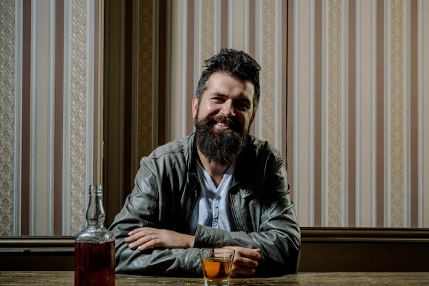 Cheerful barbu sman boit du whisky cher élégant barbu élégant détient verre de whisky je