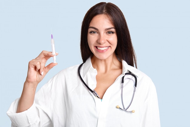 Cheerful brunette female doctor avec stéthoscope