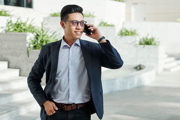 Cheerful businesman appelant au téléphone