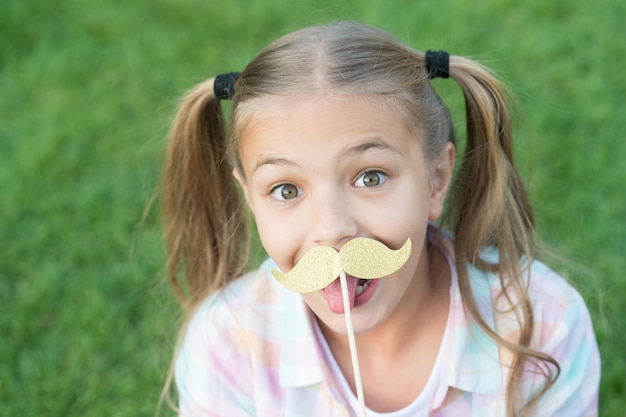 Cheerful girl moustache accessoires de fête fond de nature ouverte concept de grimace heureux