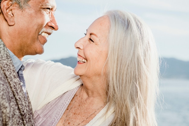 Cheerful senior couple dancing sur la jetée de Santa Monica