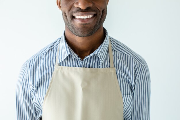 Cheerful Smiling Barista Afro-américain Debout Contre Le Mur Blanc