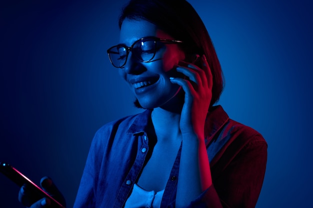 Cheerful woman écoutant de la musique dans de vrais écouteurs sans fil