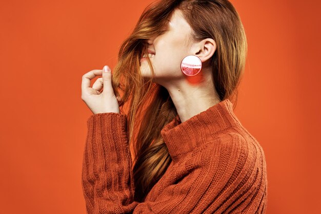 Cheerful woman rouge boucles d'oreilles maquillage mode coiffure