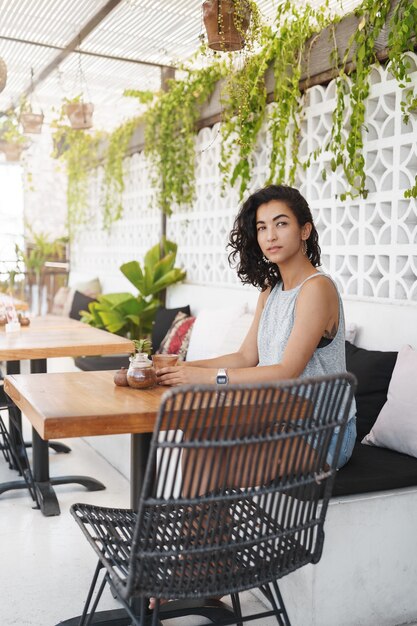 Cheerful Woman Sitting In Cafe Terrasse D'été