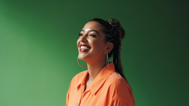 Cheerful young adult woman smiling avec des dents exposées dans un portrait tourné en studio