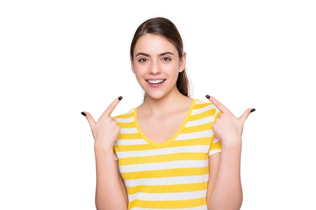 Cheerful young girl in summer tshirt rayé isolé sur fond blanc