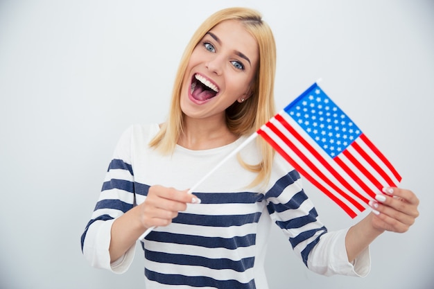 Photo cheerful young woman holding drapeau usa