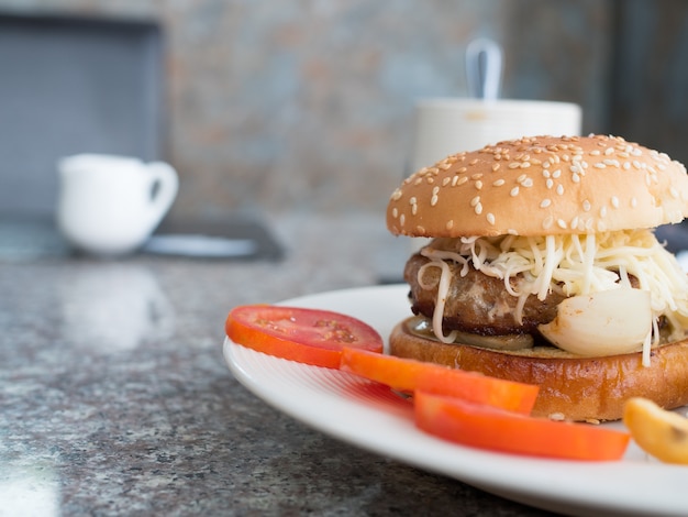 cheese burger sur une plaque en bois