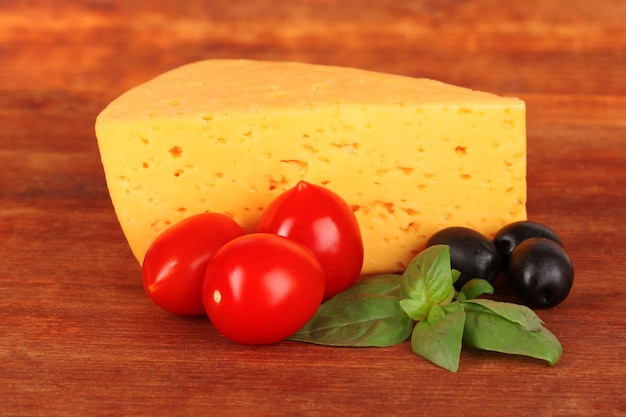 Cheesebasil et légumes sur fond de bois