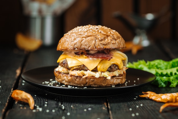 Cheeseburger classique sur une table en bois foncé