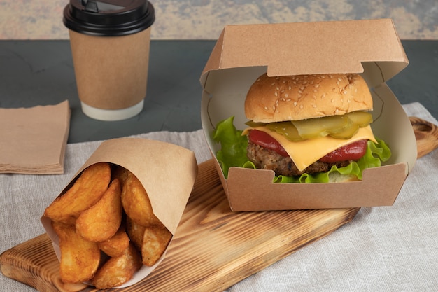 Cheeseburger dans un emballage en papier pour une livraison