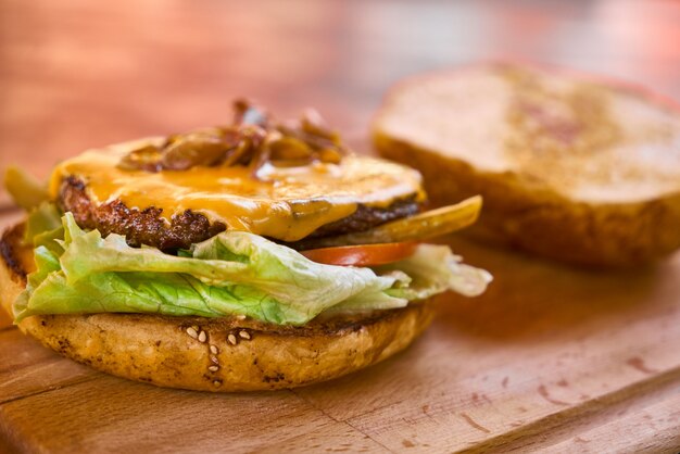 Cheeseburger délicieux sur la table en bois