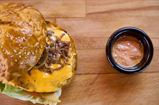 Cheeseburger délicieux sur la table en bois