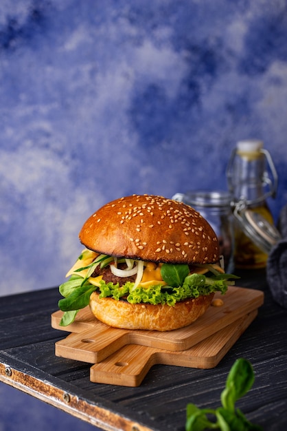 Cheeseburger avec escalope de boeuf et légumes