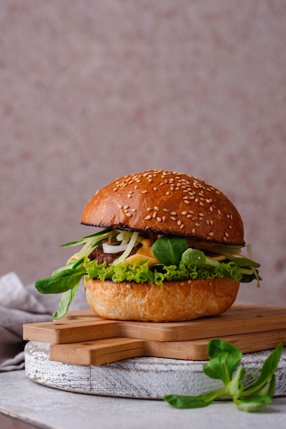 Cheeseburger avec escalope de boeuf et légumes