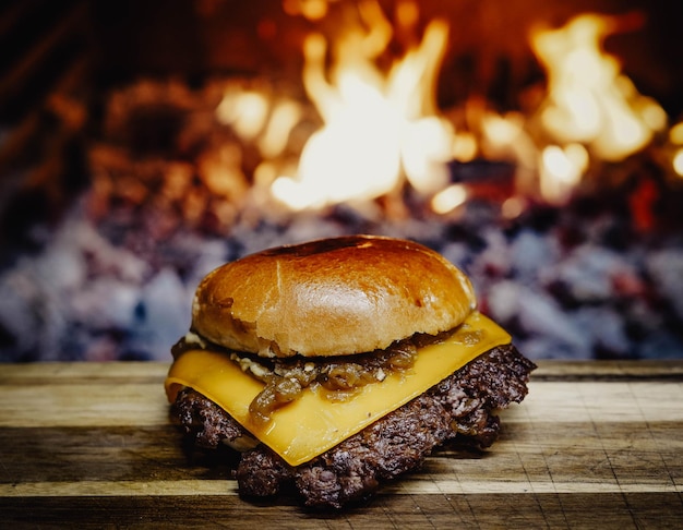 Un cheeseburger avec un feu en arrière-plan