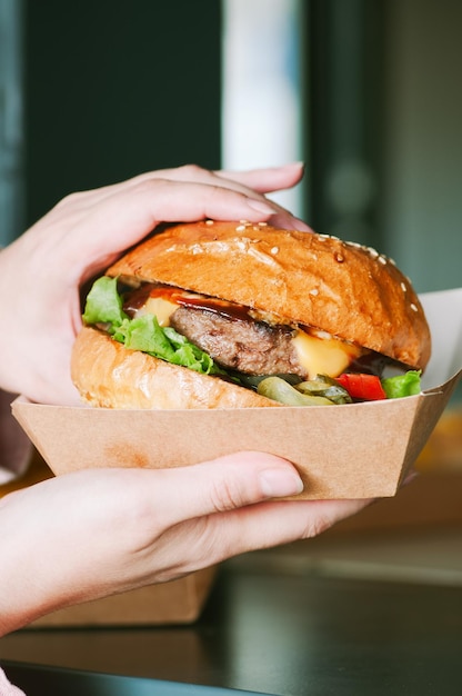 Cheeseburger fraîchement préparé dans une boîte en papier Concept à emporter ou de livraison