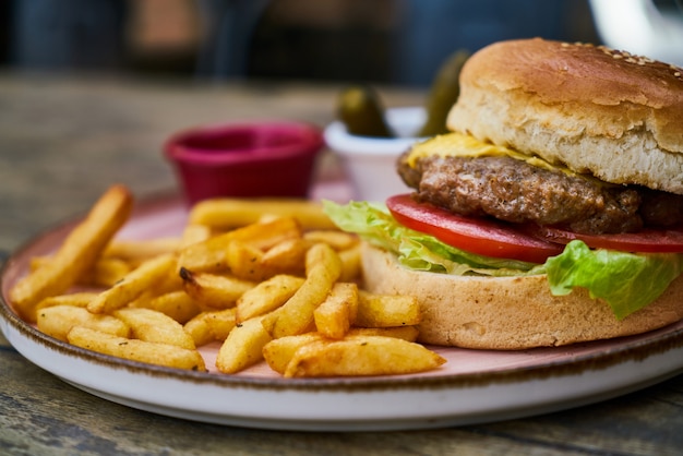 Cheeseburger avec des frites