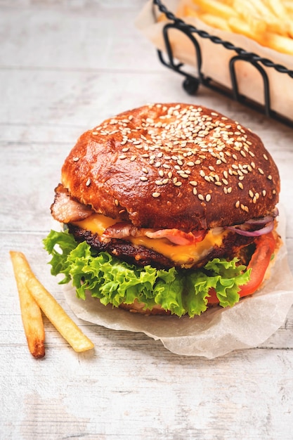 Cheeseburger et frites.