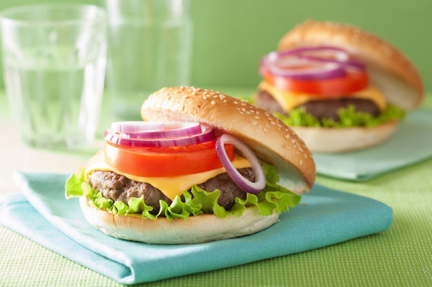 Cheeseburger avec galette de boeuf fromage laitue oignon tomate