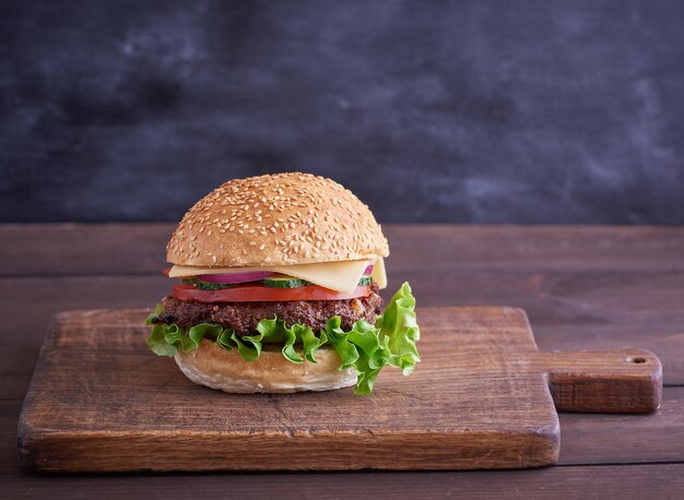 un cheeseburger avec des galettes de viande et un pain de sésame blanc