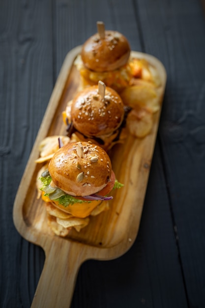 Cheeseburger maison avec frites