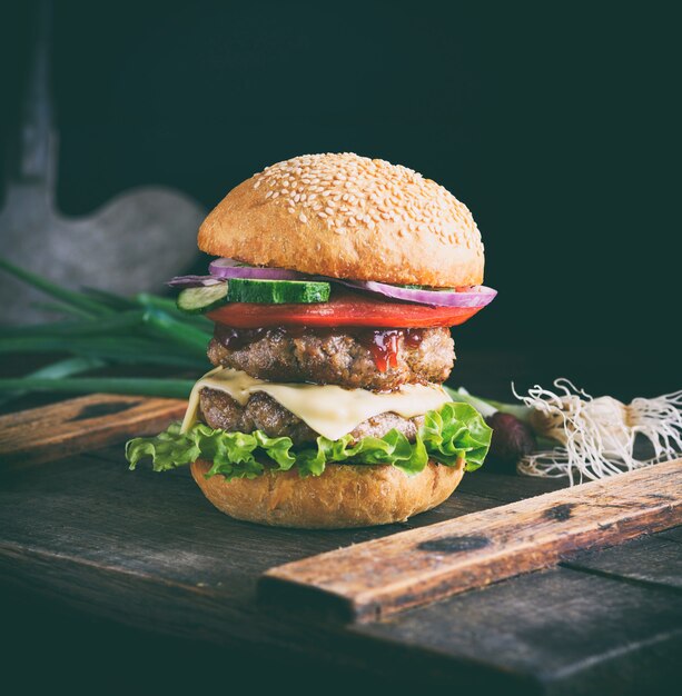 cheeseburger sur une planche de bois brune