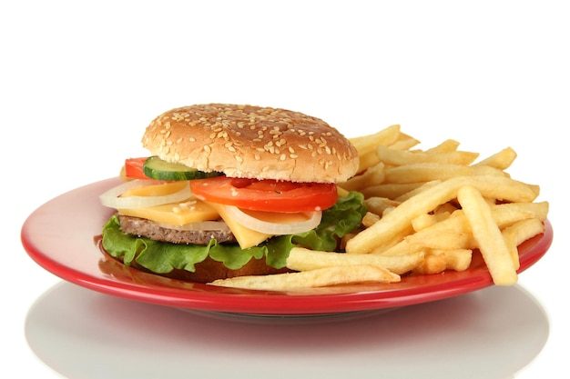 Cheeseburger savoureux avec pommes de terre frites isolé sur blanc