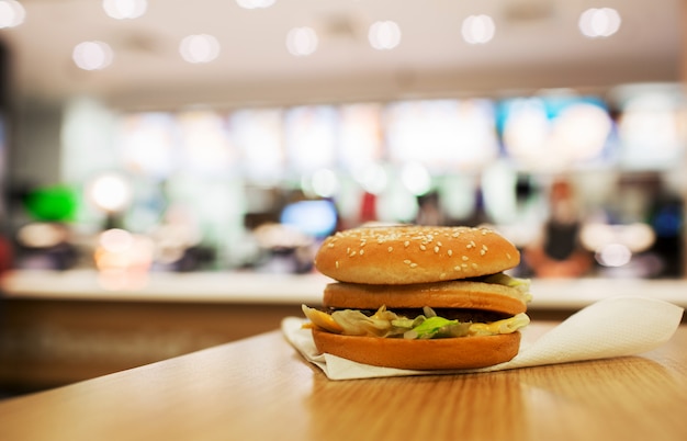 Cheeseburger sur la table