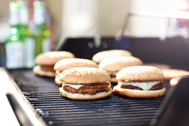 Cheeseburgers sur le grill en été