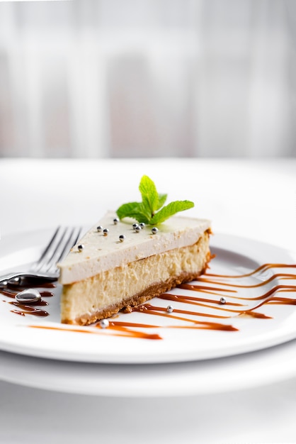 Cheesecake sur assiette blanche