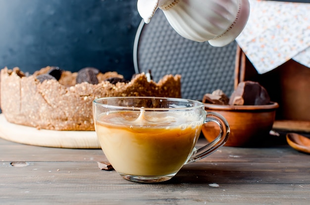 Cheesecake au chocolat et tasse de café