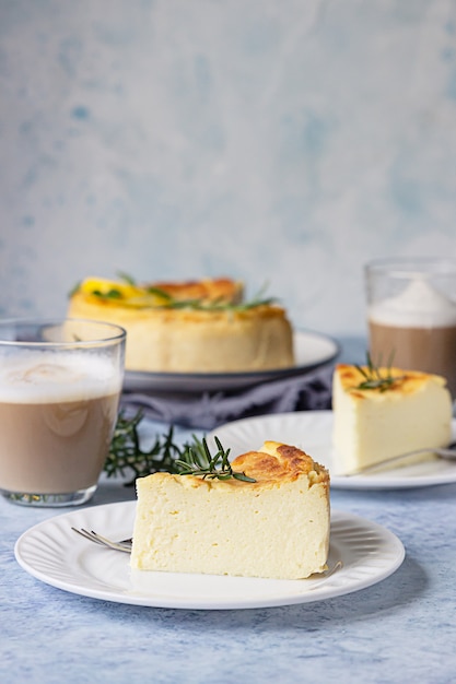 Cheesecake au citron et vanille avec tranches de romarin, menthe et citron.