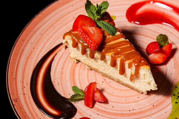 Cheesecake aux fraises sur fond noir