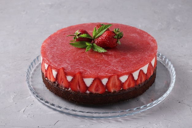 Cheesecake aux fraises et gelée sans cuisson sur fond gris clair. Fermer. Format horizontal