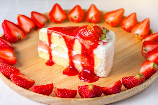 Cheesecake aux fraises isolé sur fond blanc