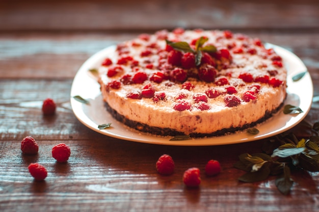 Cheesecake aux framboises sur une assiette