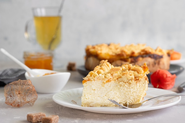 Cheesecake avec du fromage cottage, confiture d'orange et crumble