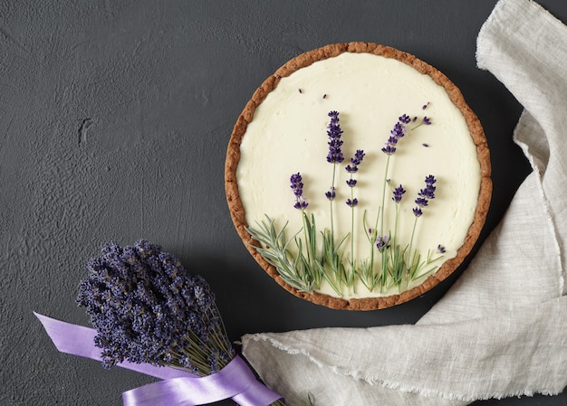 le cheesecake est décoré de fleurs de lavande et d'un bouquet